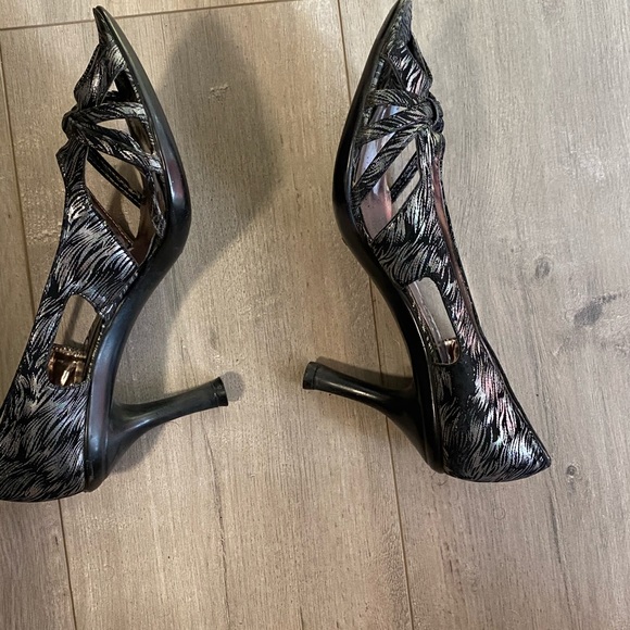 A Few Shoess - Picture 3 of 8